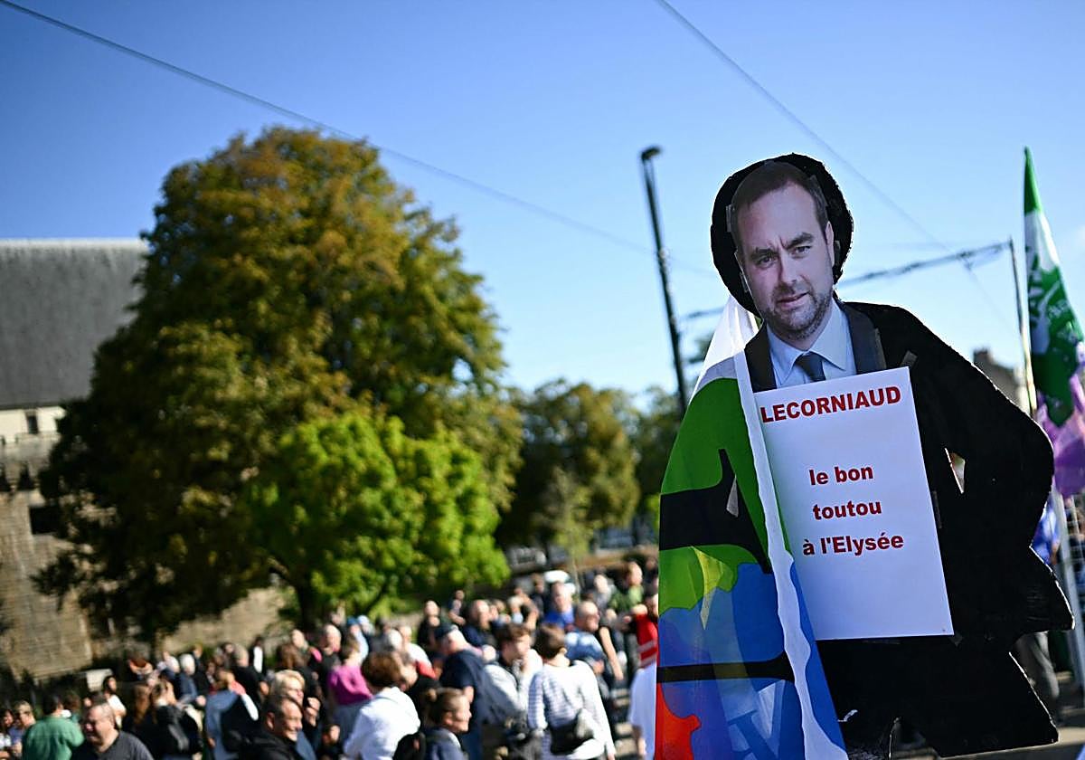 Manifestantes exhiben un retrato del primer ministro, Sébastien Lecornu, durante una protesta el pasado día 18.