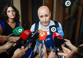 Miguel Polo, ante los medios a la salida de los juzgados de Catarroja