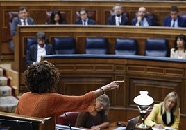 La vicepresidenta primera, María Jesús Montero, durante la sesión de control al Gobierno de este miércoles.
