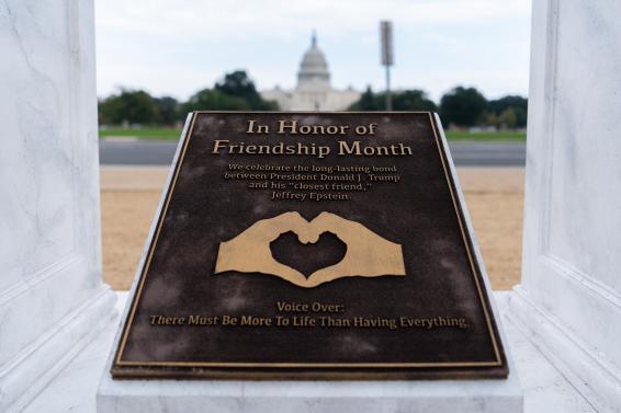 Imagen de la placa que forma parte de la polémica escultura.