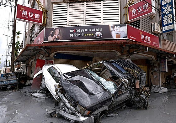 Varios coches dañados por el supertifón 'Ragasa' en Hualien (Taiwán).