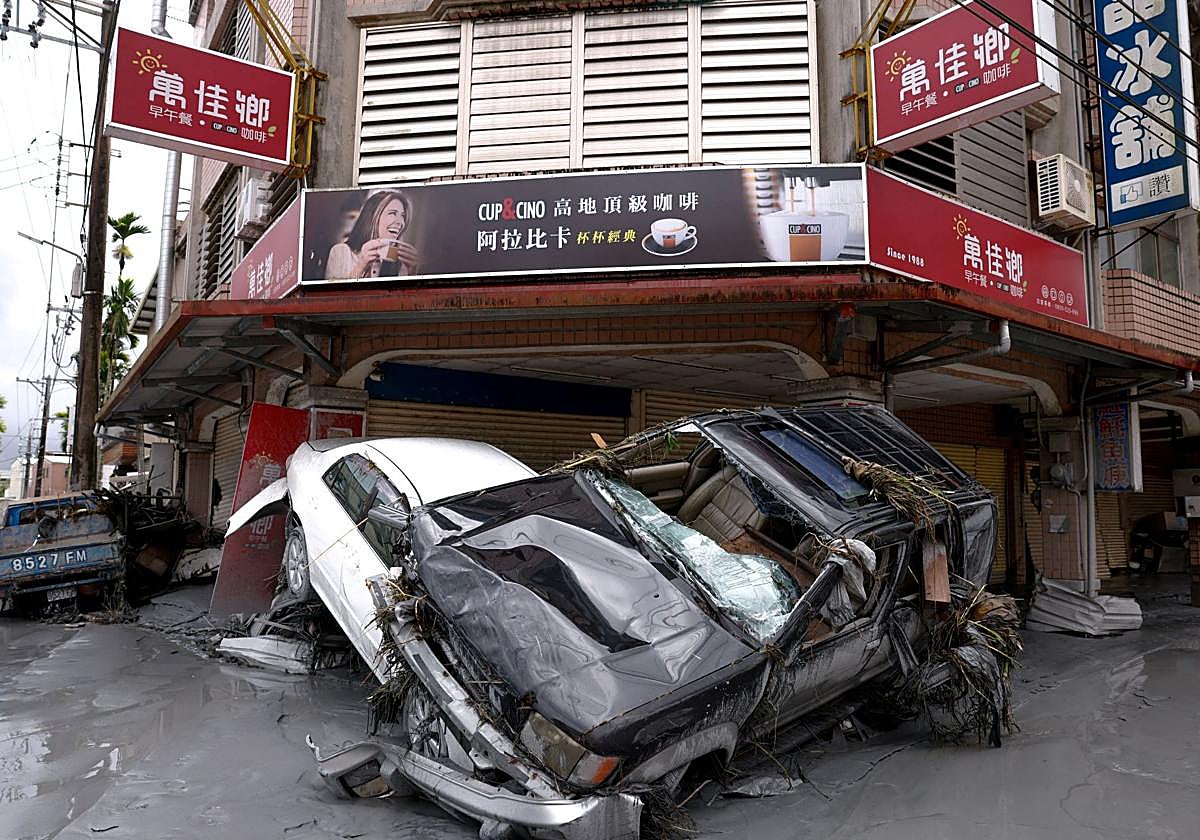 Varios coches dañados por el supertifón 'Ragasa' en Hualien (Taiwán).