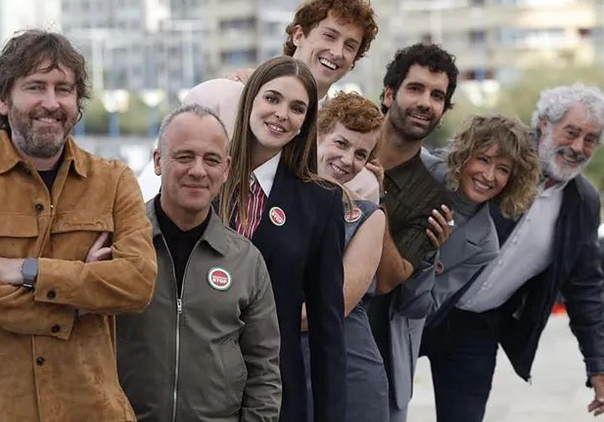 El realizador Daniel Sánchez Arévalo, junto a Javier Gutiérrez y el resto de actores principales de la película 'Rondallas'.