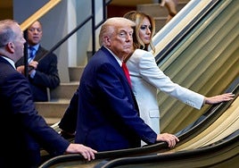 Donald Trump y Melania Trump, en el momento en que ocurrió el lunes el incidente en la ONU con las escaleras mecánicas.