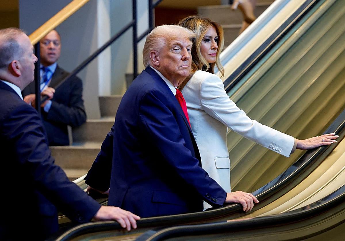 Donald Trump y Melania Trump, en el momento en que ocurrió el lunes el incidente en la ONU con las escaleras mecánicas.