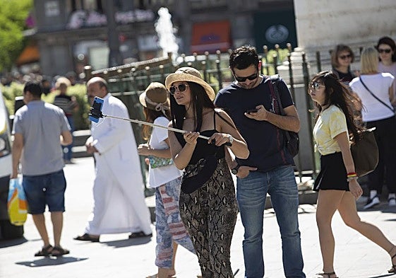Turistas en la Puerta del Sol de Madrid.