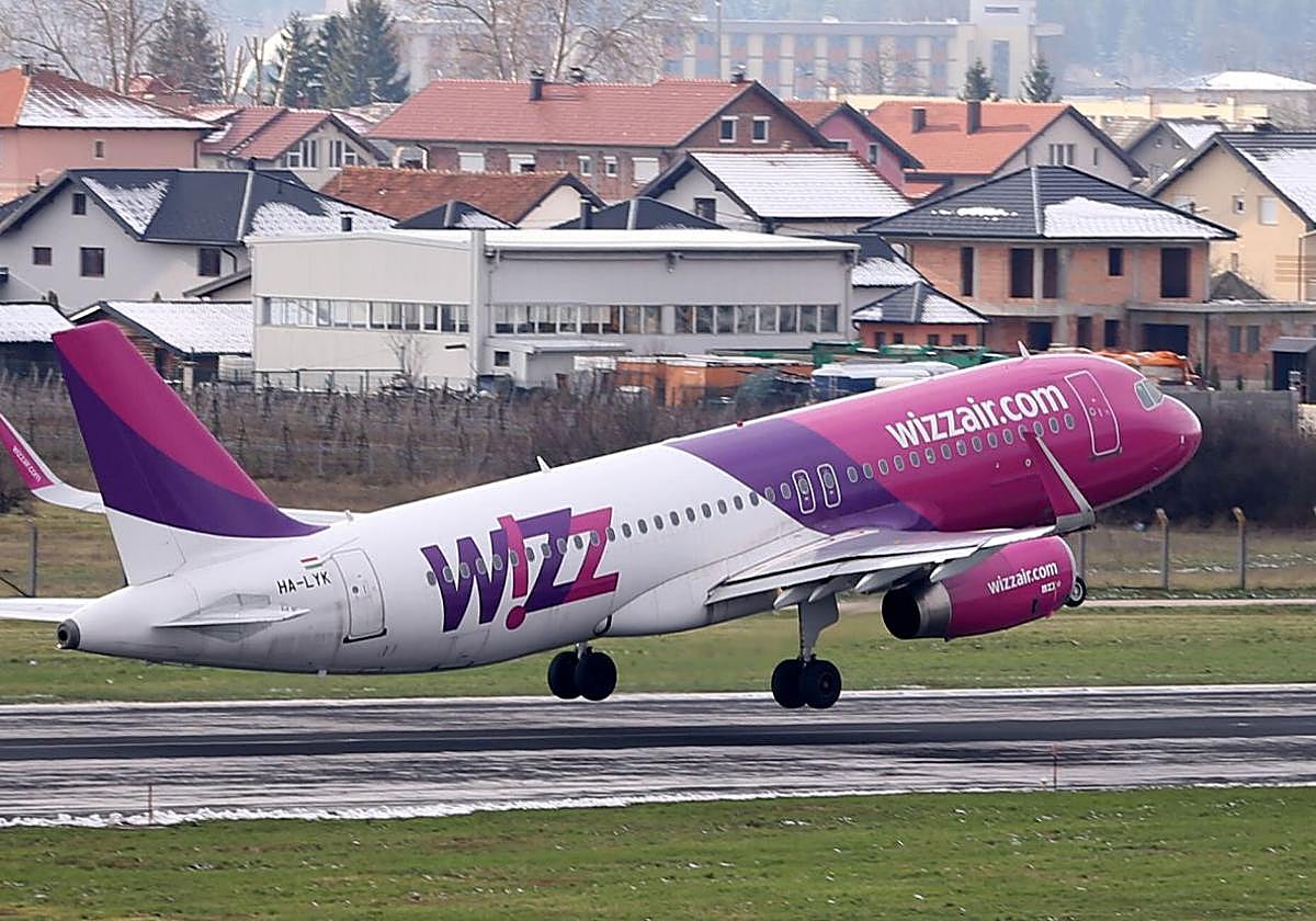 Un avión de Wizz Air a punto de despegar.
