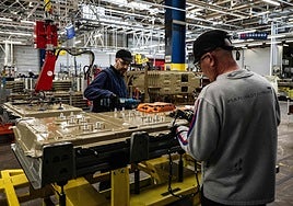 Dos operarios en la planta de baterías de Stellantis Zaragoza, una de las fábricas que parará