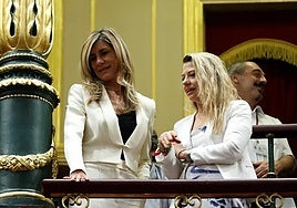 Begoña Gómez y Cristina Álvarez en la tribuna de invitados del Congreso