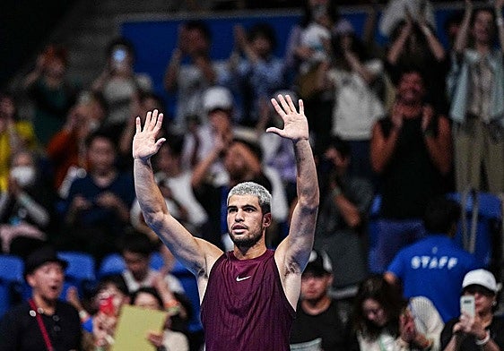 Alcaraz avanza en Tokio con susto