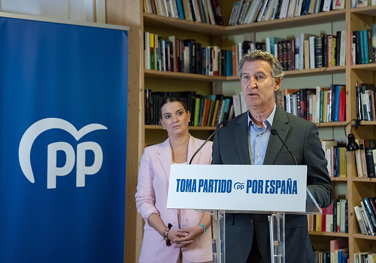El presidente del PP, Alberto Núñez Feijóo, con la presidenta de Baleares, Marga Prohens.
