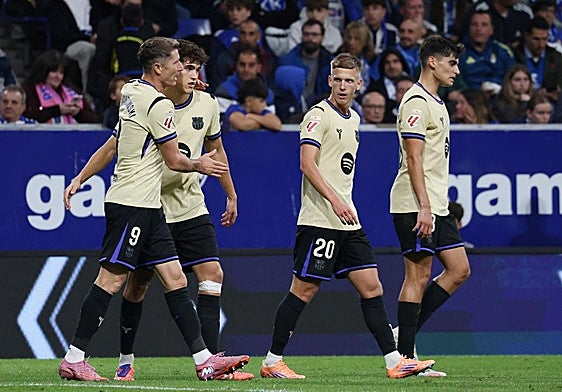 Lewandowski celebra su gol al Oviedo junto a sus compañeros.