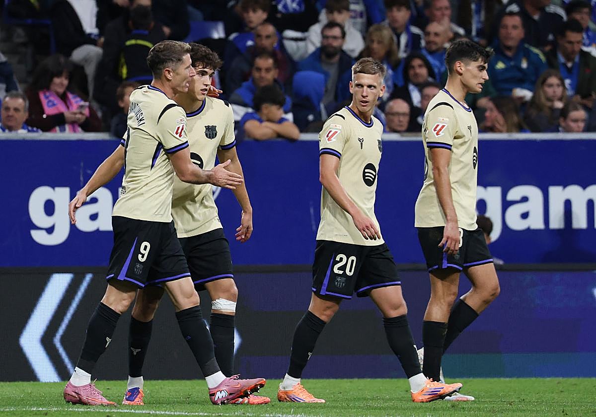 Lewandowski celebra su gol al Oviedo junto a sus compañeros.