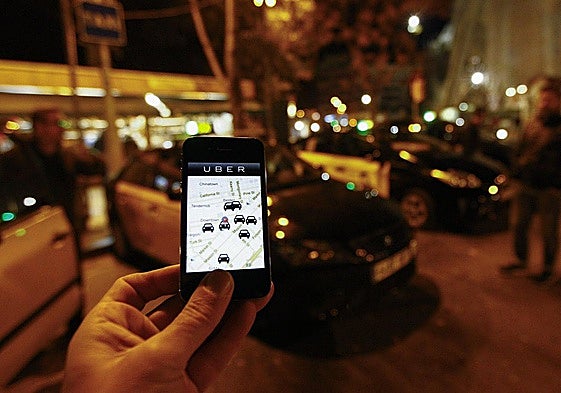 Una persona solicita un Uber en Barcelona.