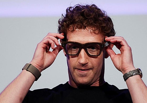 Mark Zuckerberg se prueba las nuevas gafas Ray-Ban Display durante su presentación en el Meta Connect.