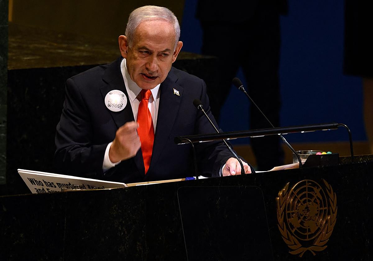 Benjamín Netanyahu luce el pin con el código QR ante la Asamblea de la ONU.