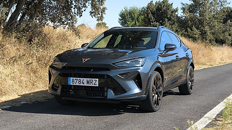 El Formentor, aquí en la versión actualizada en 2024, es el primer Cupra con identidad propia, sin equivalente en SEAT