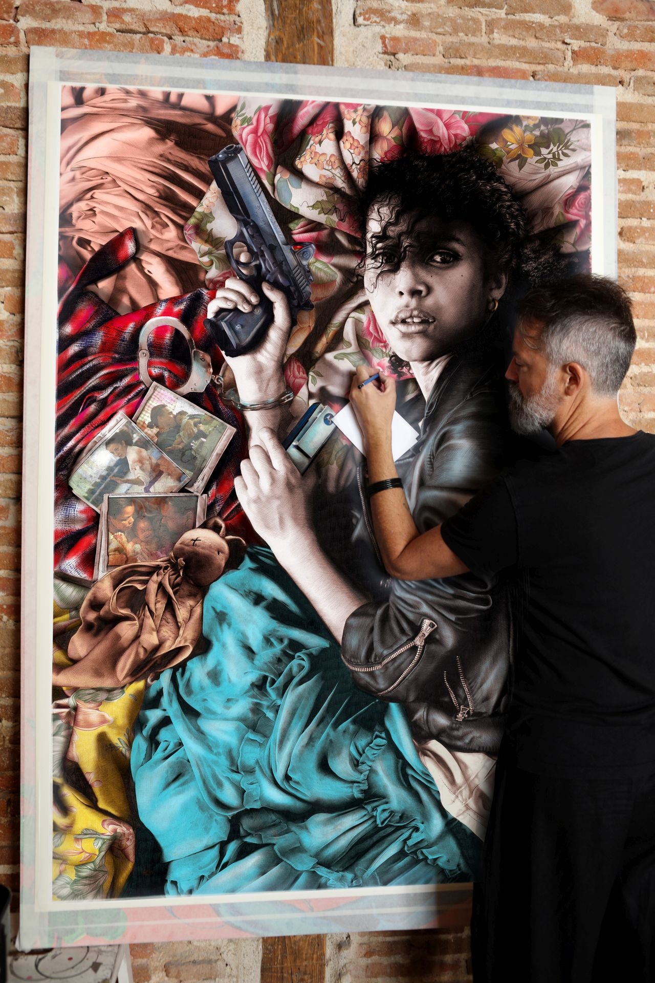 Gabriel Moreno, dando los últimos retoques al cartel de 'Una batalla tras otra'.