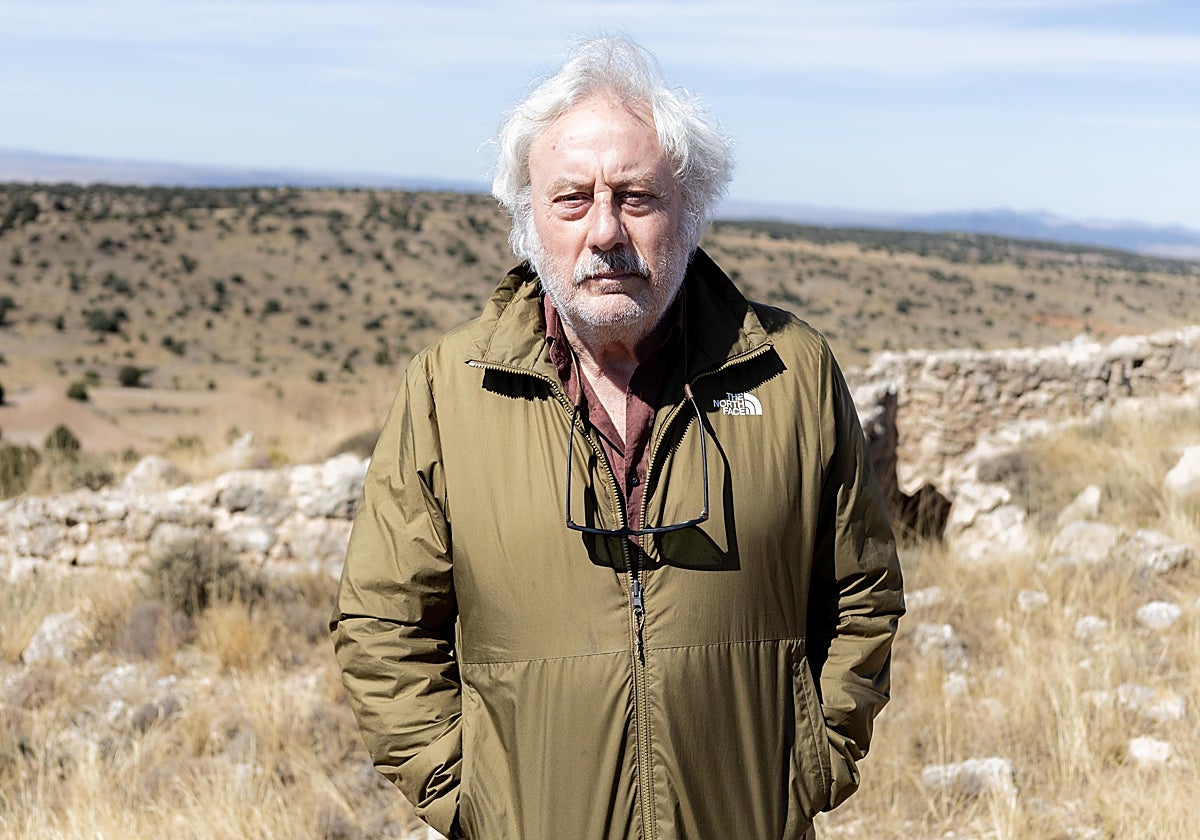 Julio Llamazares en las trincheras de Cérida de Rubielos, uno de los escenarios de la batalla de Teruel .