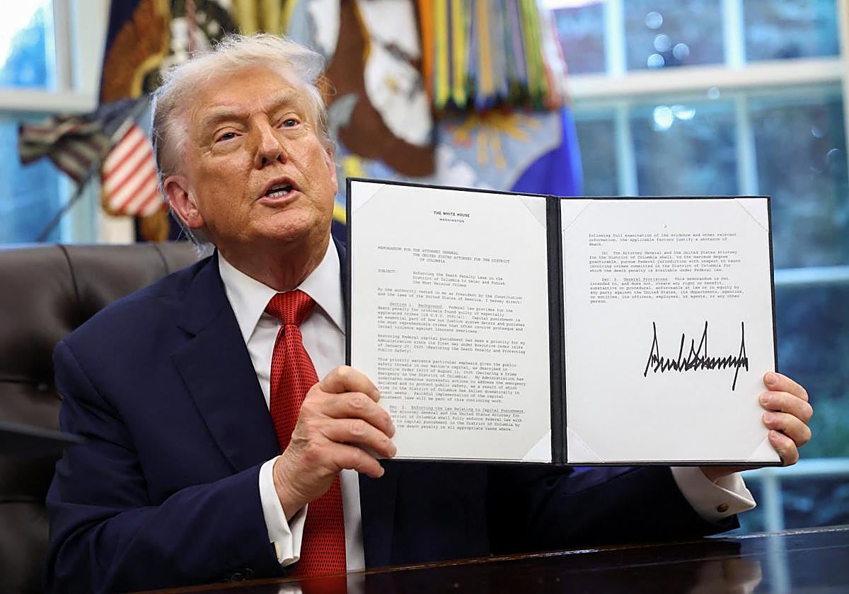 El presidente de Estados Unidos, Donald Trump, muestra un memorando firmado sobre la implementación de la pena de muerte en Washington DC.