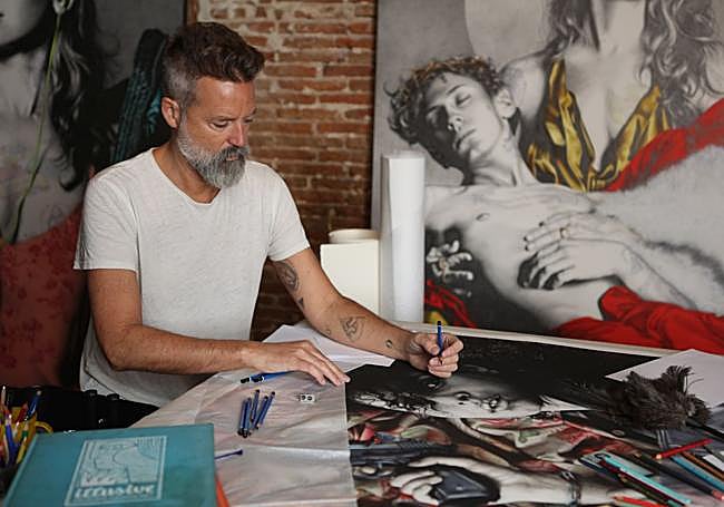 Moreno, durante la elaboración del cuadro.