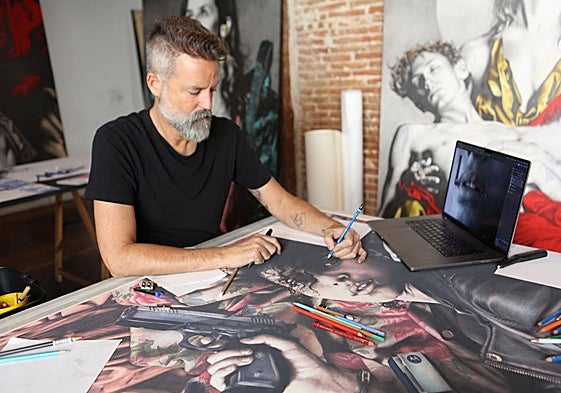 Gabriel Moreno, dando los últimos retoques al cartel de 'Una batalla tras otra'.