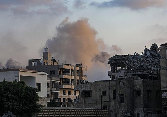 Una columna de humo se eleva en Ciudad de Gaza tras un ataque aéreo israelí en el barrio de Tal Al Hawa.