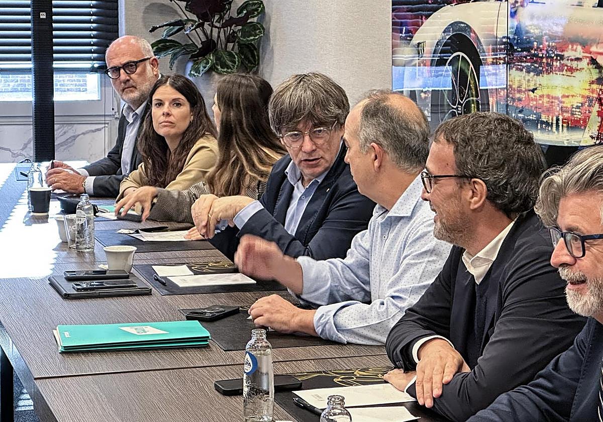 El líder de JxCat, Carles Puigdemont, reúne a la permanente del partido en Waterloo.