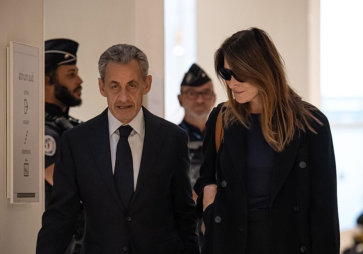 Nicolas Sarkozy y su pareja, Carla Bruni, el jueves a su llegada al Tribunal de París.