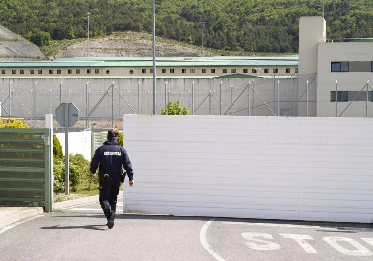 Un ertzaina accede al interior de la prisión de Zaballa.