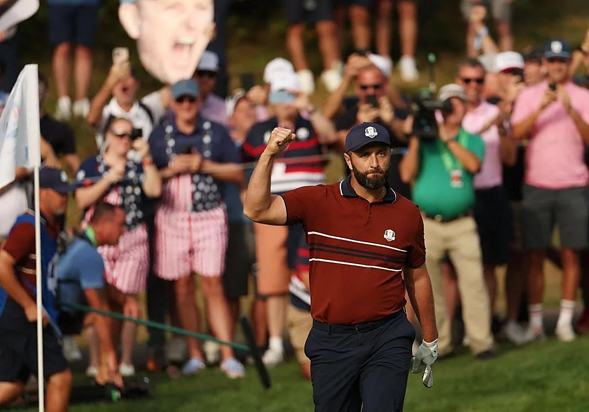 Jon Rahm alza el puño tras conseguir un golpe asombroso en el hoyo 8.
