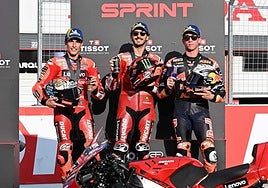 Marc Márquez, junto a Bagnaia y Acosta en el podio del sprint en Japón.