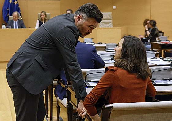 El portavoz parlamentario de Esquerra, Gabriel Rufián, charla con la líder de Podemos, Ione Belarra.