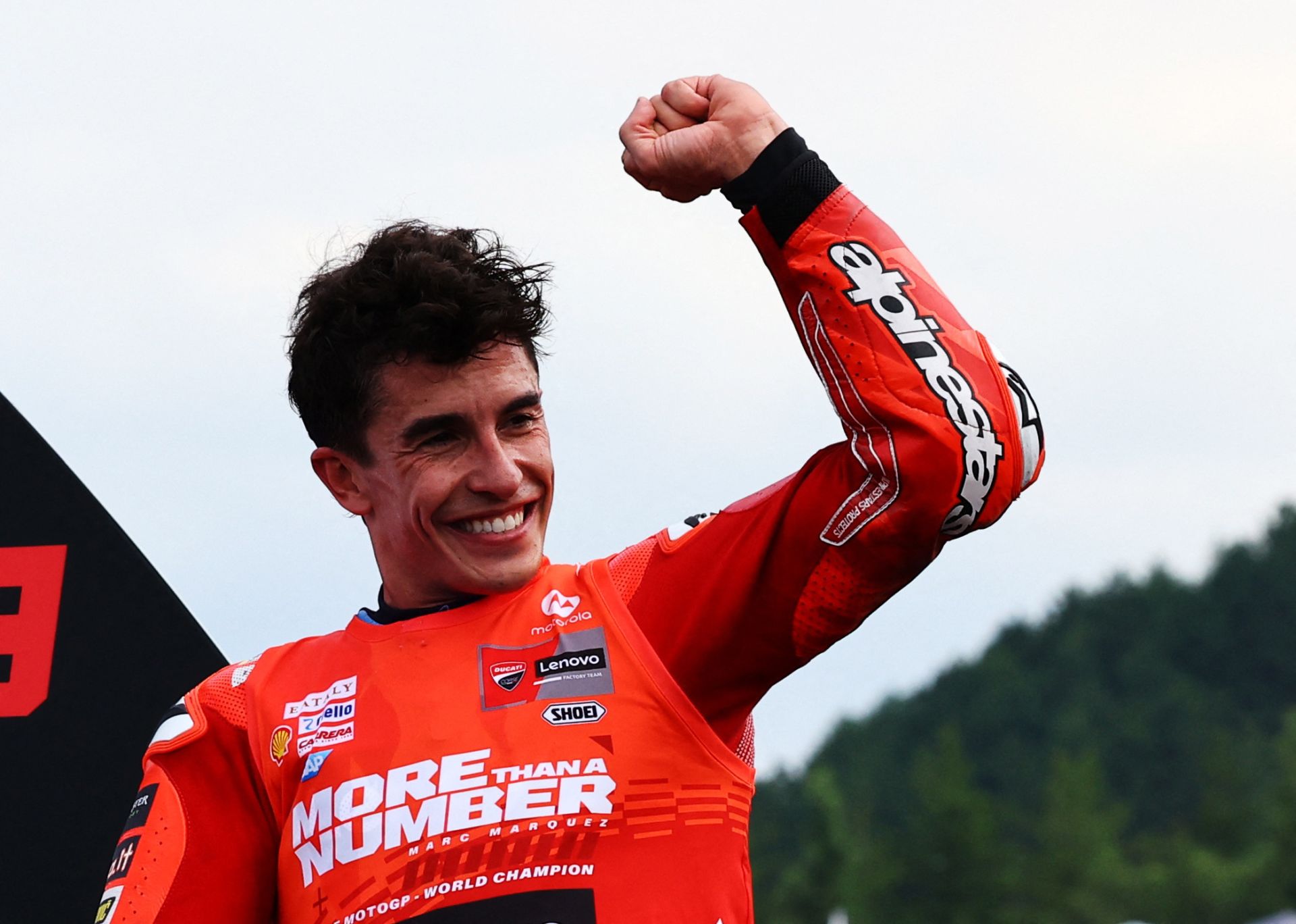 Marc Márquez celebra el podio en Motegi que le permitió abrochar el título de campeón del mundo de MotoGP este domingo.