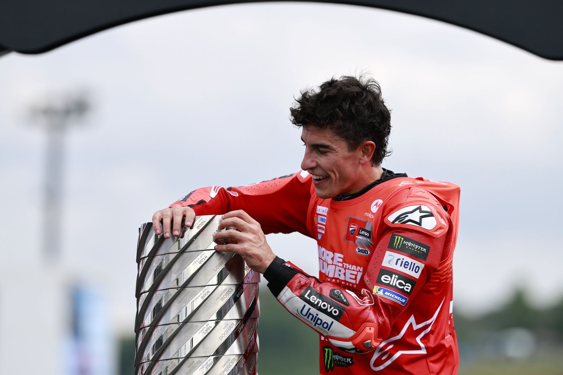 Marc Márquez contempla la renovada Torre de los Campeones, el icónico trofeo de MotoGP, tras proclamarse campeón del mundo en Japón.