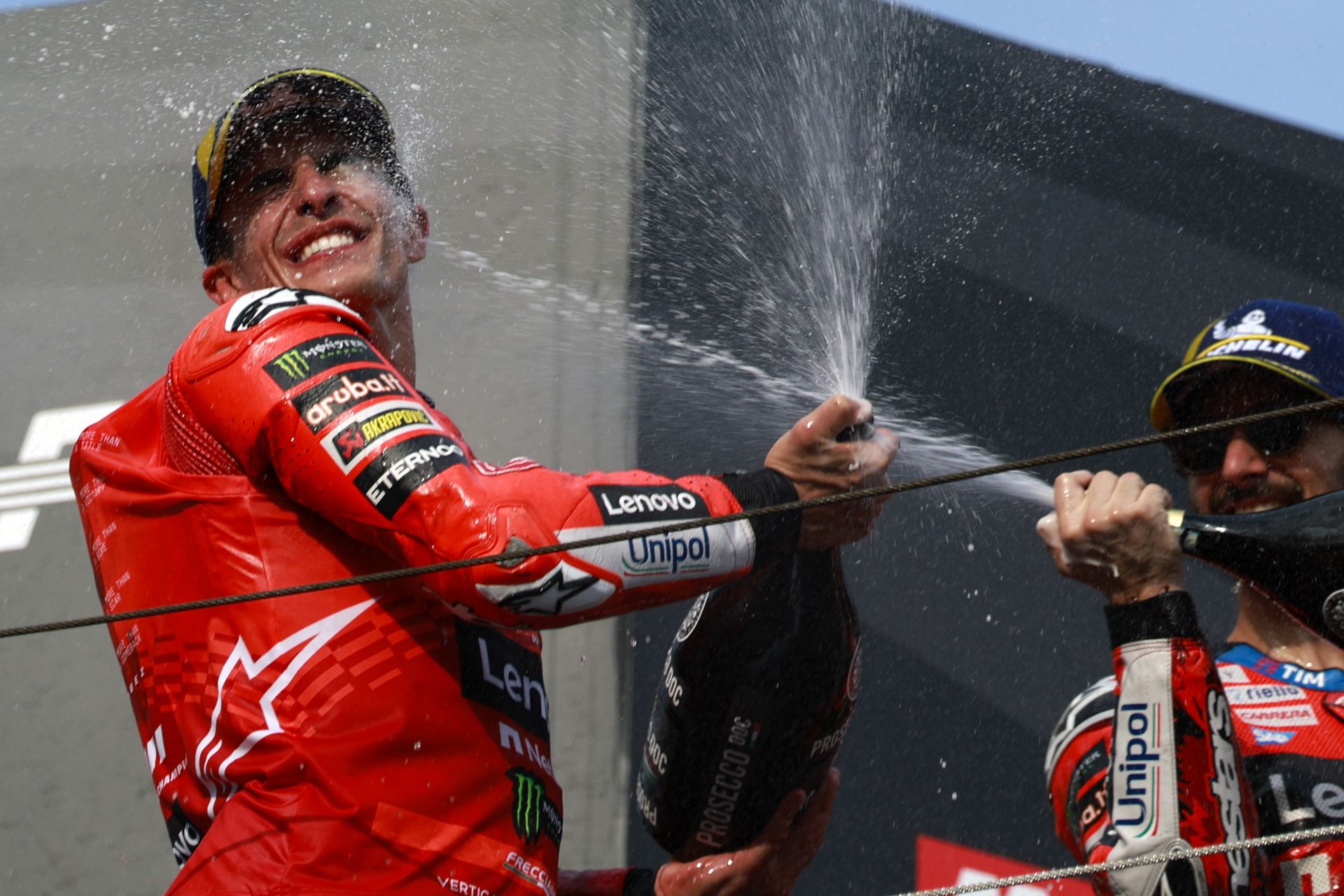 Marc Márquez descorcha el champán tras el segundo puesto en el Gran Premio de Japón que certificó la consecución del título de MotoGP por parte del piloto de Cervera.