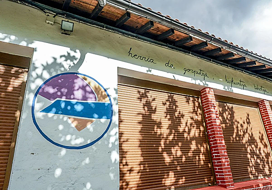 Exterior del edificio de las antiguas escuelas de Bernedo, sede durante décadas del polémico campamento.