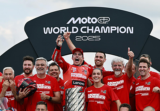 Marc Márquez celebra el título con los integrantes de su equipo.
