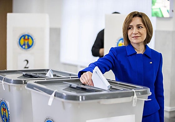 Maia Sandu vota en un colegio moldavo.