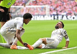 Militao se interesa por el estado físico de Carvajal en un lance del derbi celebrado el sábado.