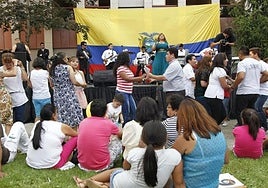Un grupo de ecuatorianos en España celebra el día de su fiesta nacional.