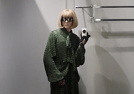 Alexis Stone como Anna Wintour.