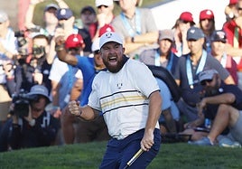 Shane Lowry celebra la victoria que le dio el triunfo a Europa en la Ryder Cup.