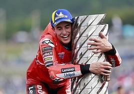 Marc Márquez celebra la conquista del título de MotoGP.