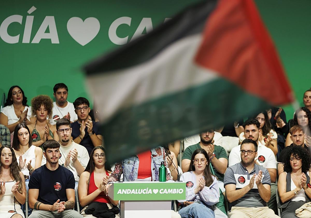 Una bandera palestina, en el mitin de María Jesús Montero el sábado.