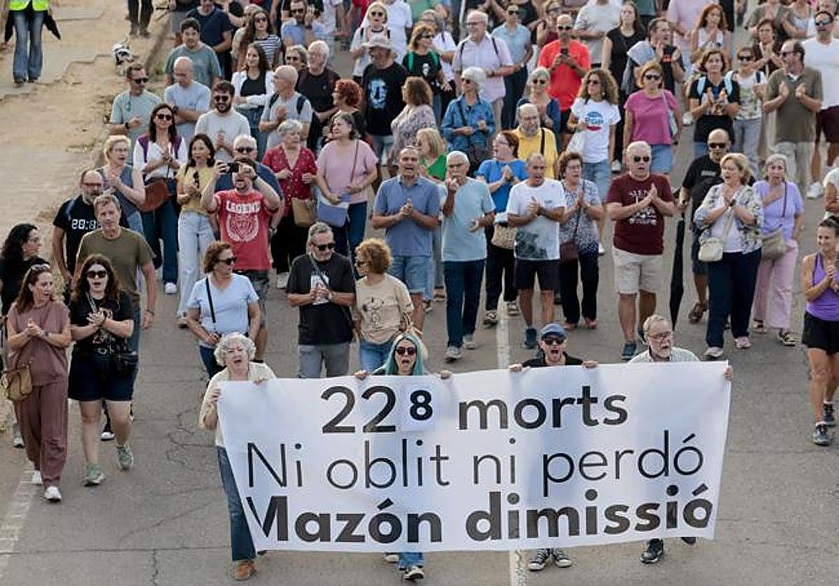 Cabecera de una de las dos marchas que confluyeron en la manifestación de este domingo contra la gestión de la Generalitat valenciana en la dana.