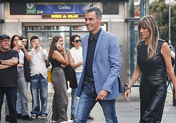 Pedro Sánchez y Begoña Gómez, en las calles de Madrid.