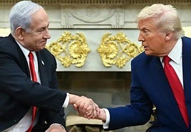 Trump y Netanyahu se estrechan las manos en una reunión anterior en el Despacho Oval.