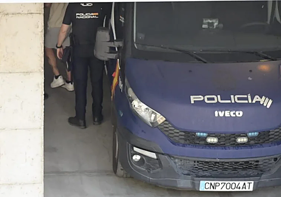Entrada en los juzgados de Badajoz de uno de los detenidos.
