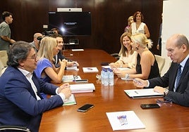 Reunión entre el PSOE y el equipo de la Consejería de Hacienda en la negociación de los Presupuestos de 2025.